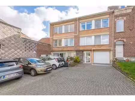 appartement à potentiel  2 chambres et parking à hal