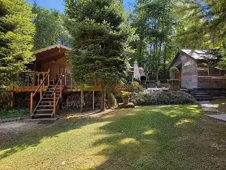 chalets et un atelier situés dans un endroit idyllique