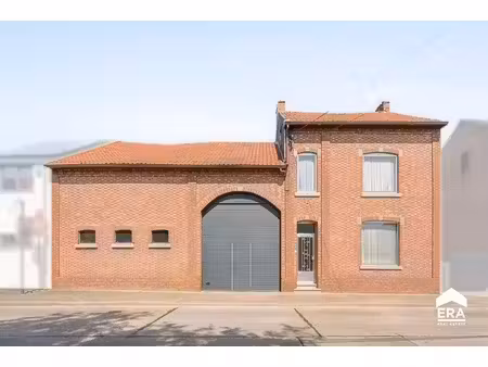 maison semi-mitoyenne avec grand hangar
