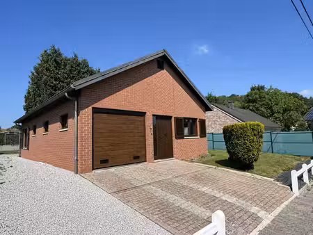 villa de +/-85m²  hall  séj  cuis  2 ch  sdb et garage.