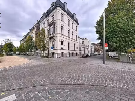 deux duplex entièrement rénovés situés en face de la gare de