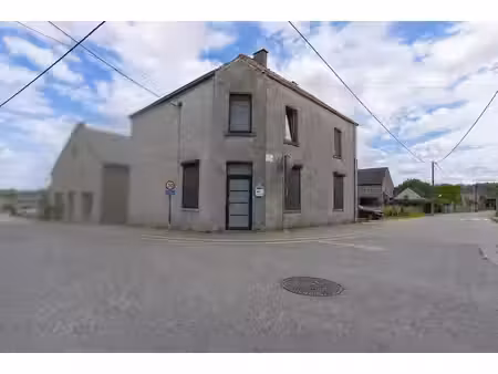 maison à rénover avec terrasse au cœur de biévène