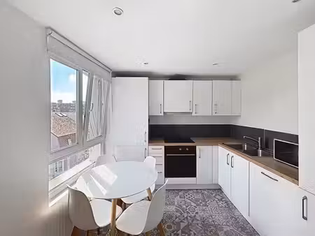 charmant duplex avec potentiel d’aménagement en 3 chambres