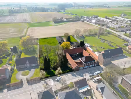 authentique ferme en carré sur ± 6.846 m² au cœur d’espierre