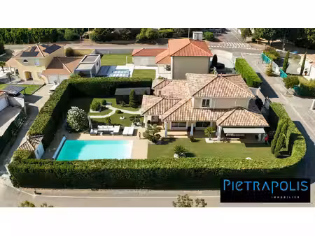 villa de luxe à vendre dans le quartier les hauts de saint bonnet