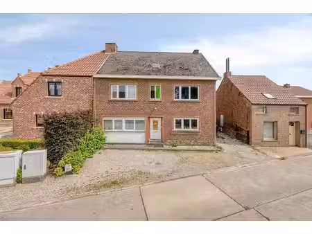 spacieuse maison 3-façades (peb b) avec garage sur 23a 59ca