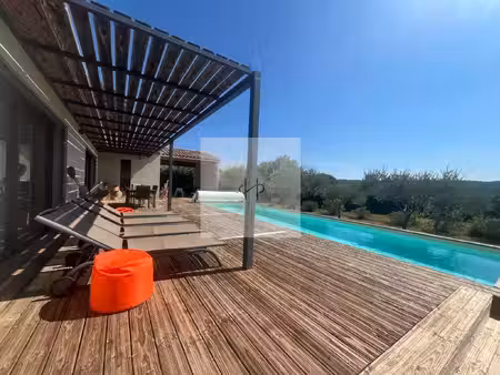 villa contemporaine de plain-pied avec vue dégagée et piscine