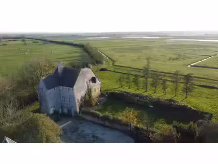 château en bordure des marais du cotentin