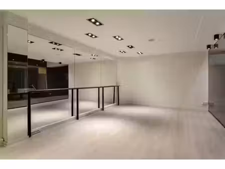 local commercial d'environ 54m² à vendre dans le centre de r