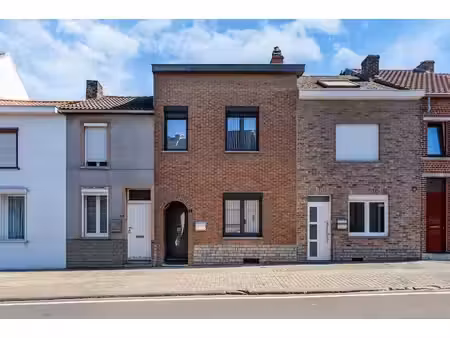 maison familiale moderne et impeccablement entretenue