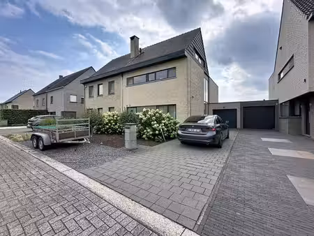 spacieuse maison mitoyenne avec 4 chambres à louer à tisselt