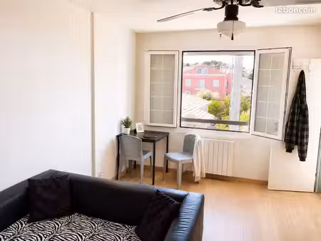 à vendre – t2 entièrement rénové au cœur de carqueiranne (83320)