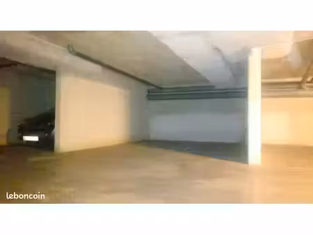 grand parking moto dans résidence sécurisée