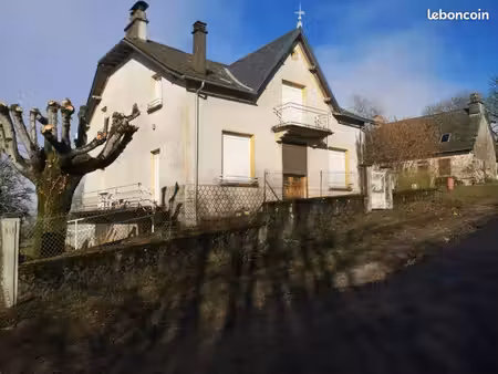 maison de campagne paisible avec vu sur les montagnes