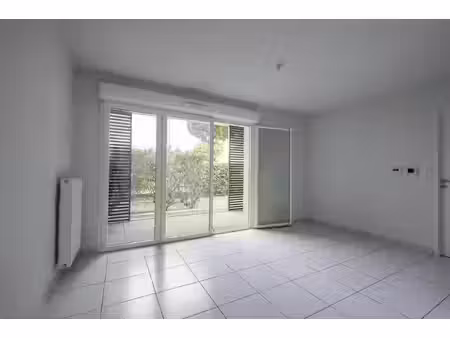 pessac – appartement t2 avec terrasse et parking sécurisé.