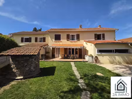 propriété avecs 2 maisons à la vente et 1 hectare de terrain