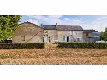 ancien corps de ferme avec 2.3 ha dont 1.6 exploites