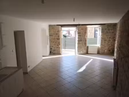 appartement f3 rénové au rez de chaussée d’une maison de village à saint georges les bains