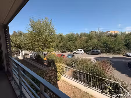 t2 meublé avec box de stationnement