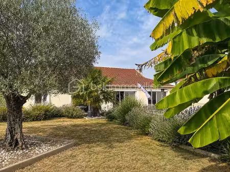 maison de plain-pied avec piscine et terrain de 1 039 m² – gastins