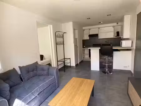 location meublée appartement 2 pièces 29.86 m² à nimes (30000)  571 €