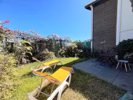 appartement f4 de plain-pied avec jardin privatif au mont roquefeuil  saint-gilles les bai