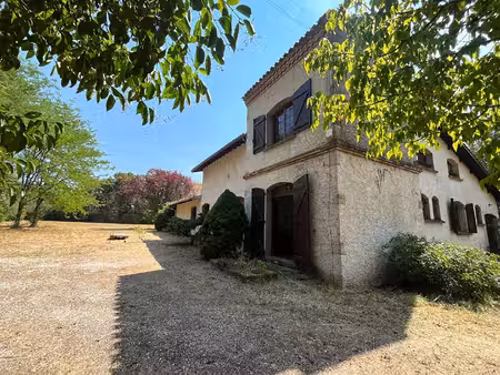 caussade - propriété 7 pièce(s) avec garage  sur près d'un hectare -