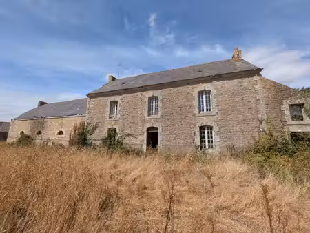 nostang propriété composée d'une maison en pierre à rénover avec trois dépendance un puits