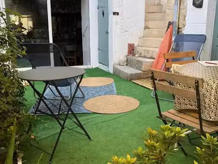 maison de ville avec cour intérieure  garage et terrain