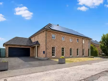 spacieuse maison de 400 m² avec espace professionnel sur 17a