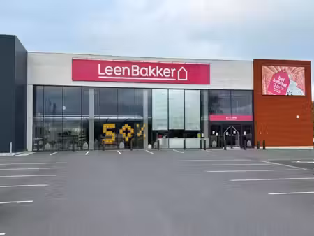 grande surface zoning commercial de froyennes avec parking