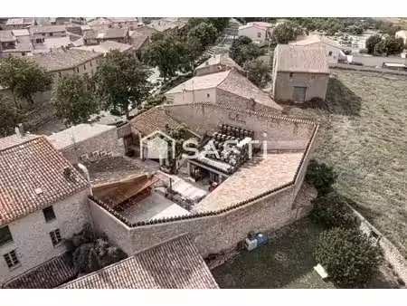 ensemble immobilier à lagrasse  appartements  murs commerciaux et locaux.