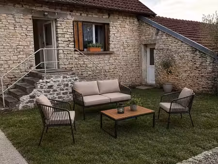 petite maison de village avec jardin au centre de selongey