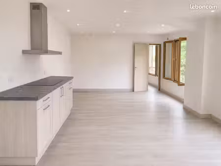 t2 rénové avec garage et grande cave – esprit maison de village à serrières