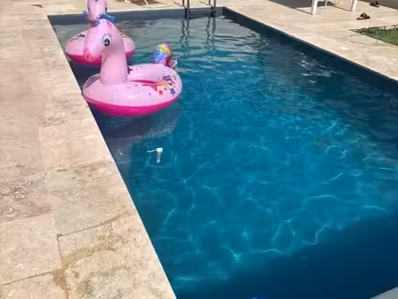 villa récente avec piscine
