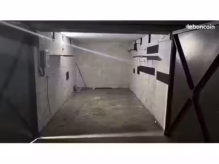 box-garage fermé 12 5 m² avec borne de recharge et accès 1 97m