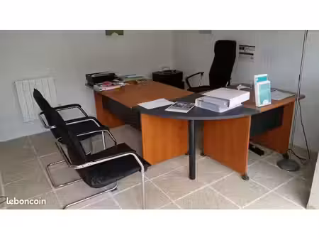 local avec coin lavabos et wc  emplacement de 1er ordre