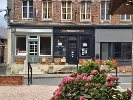 sans reprise  local 40 m²    emplacement de premier ordre  avec deux vitrines donnant dire