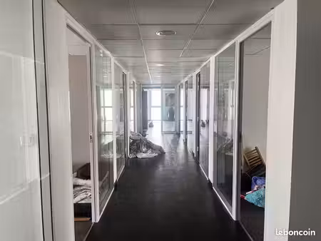 locaux bureaux vacants 204m2 et 6 parkings extérieurs