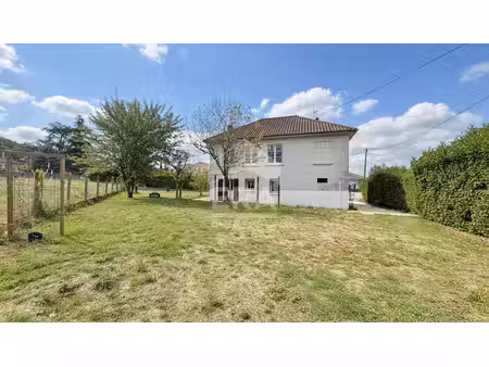 a vendre  maison 4 chambres avec garage & jardin  proche de toutes commodités.