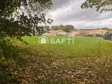 beau terrain constructible en lisière d'un bois