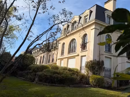 appartement 2 pièces dans un joli château offre authenticité et calme et verdure