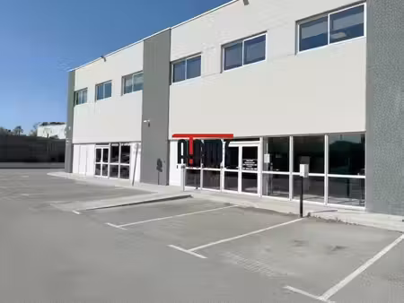 location commerce carqueiranne 83320 395m²