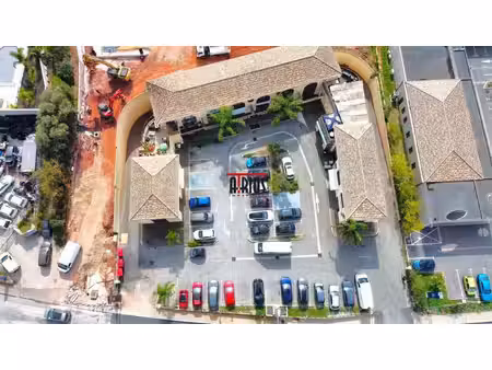 location commerce ollioules 83190 61m²