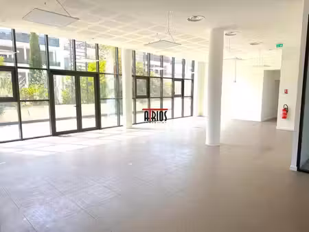 location commerce toulon 83100 245m²