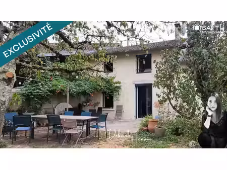 maison de caractère  terrain entièrement clos et arbore et commodités.
