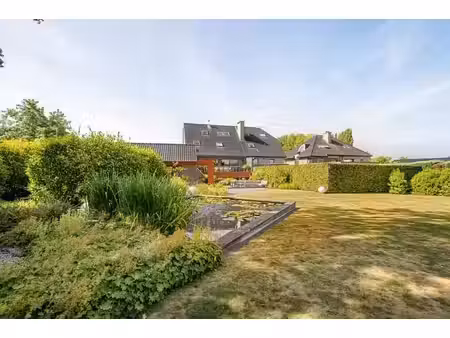 maison spacieuse avec espace professionnel et grand jardin