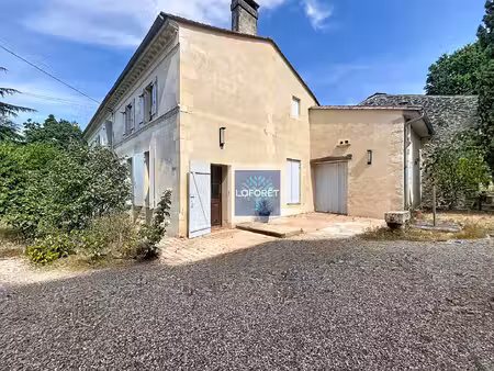 belle demeure en pierre au coeur d'un hameau paisible