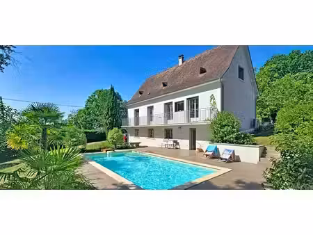 maison individuelle sur sous-sol  de type 5  avec piscine  sur un terrain arboré et clos d