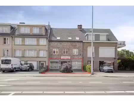 propriété commerciale avec maison spacieuse à vendre à ekere